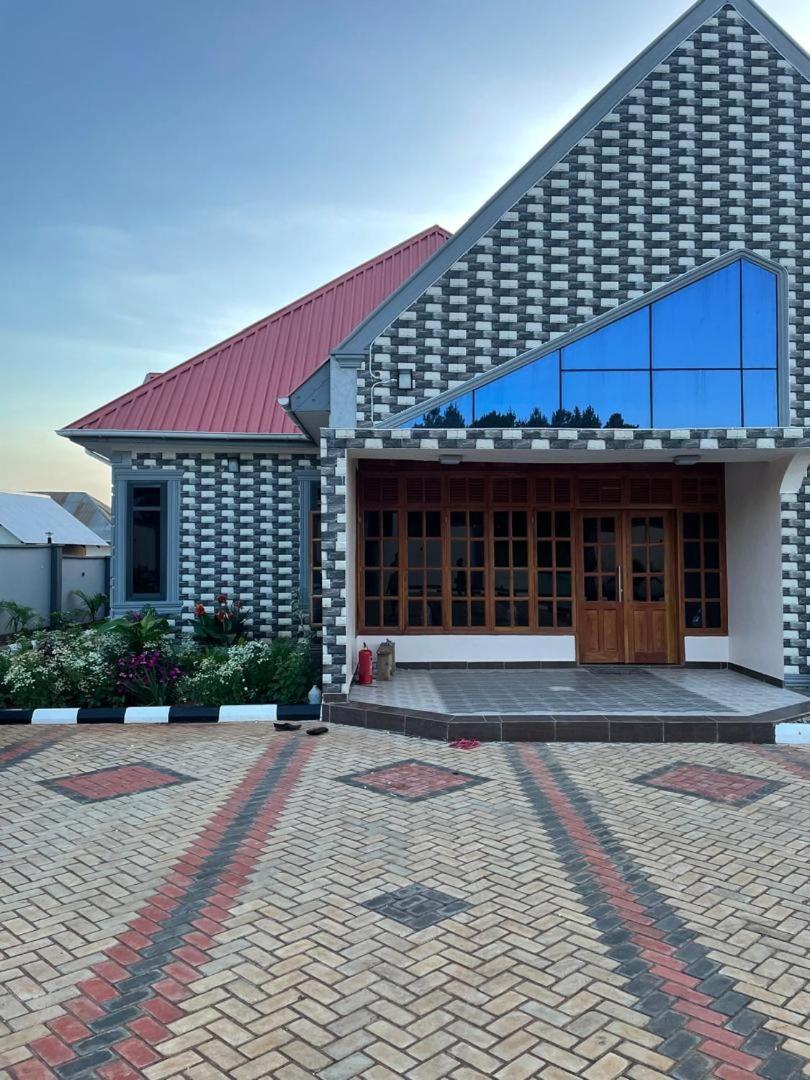 Space Lodge And Tours Muleba Buitenkant foto